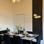 Lux 4 Bedroom House - Jacuzzi Bath Sleeps 9 Free Parking Near Centre 度假居 利兹