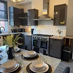 度假居 Lux 4 Bedroom House - Jacuzzi Bath Sleeps 9 Free Parking Near Centre *
