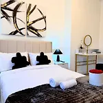 度假居 Lux 4 Bedroom House - Jacuzzi Bath Sleeps 9 Free Parking Near Centre 利兹