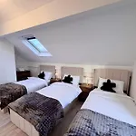 Lux 4 Bedroom House - Jacuzzi Bath Sleeps 9 Free Parking Near Centre