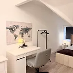 Lux 4 Bedroom House - Jacuzzi Bath Sleeps 9 Free Parking Near Centre 利兹