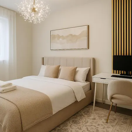 Lux 4 Bedroom House - Jacuzzi Bath Sleeps 9 Free Parking Near Centre