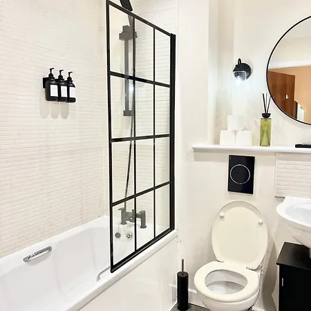 بيت للعطل Lux 4 Bedroom House - Jacuzzi Bath Sleeps 9 Free Parking Near Centre ليدز