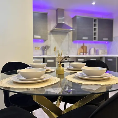 Lux 4 Bedroom House - Jacuzzi Bath Sleeps 9 Free Parking Near Centre Leeds (West Yorkshire)