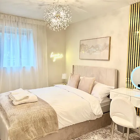 Lux 4 Bedroom House - Jacuzzi Bath Sleeps 9 Free Parking Near Centre بيت للعطل ليدز