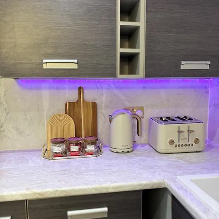 Lux 4 Bedroom House - Jacuzzi Bath Sleeps 9 Free Parking Near Centre Semesterbostad