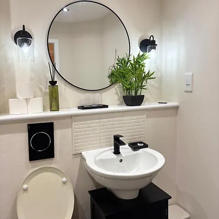 Lux 4 Bedroom House - Jacuzzi Bath Sleeps 9 Free Parking Near Centre بيت للعطل ليدز