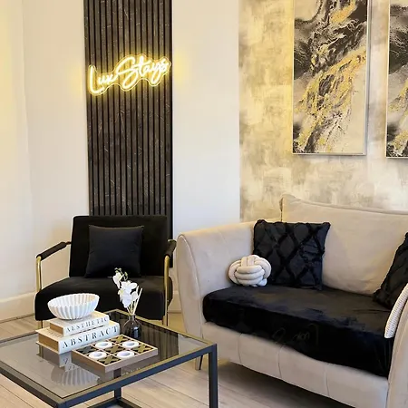 Semesterbostad Lux 4 Bedroom House - Jacuzzi Bath Sleeps 9 Free Parking Near Centre