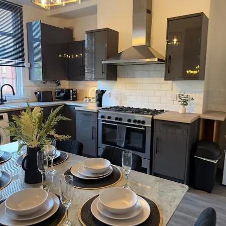 Semesterbostad Lux 4 Bedroom House - Jacuzzi Bath Sleeps 9 Free Parking Near Centre *