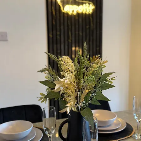 Lux 4 Bedroom House - Jacuzzi Bath Sleeps 9 Free Parking Near Centre Leeds (West Yorkshire)