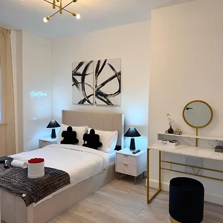 Lux 4 Bedroom House - Jacuzzi Bath Sleeps 9 Free Parking Near Centre بيت للعطل *