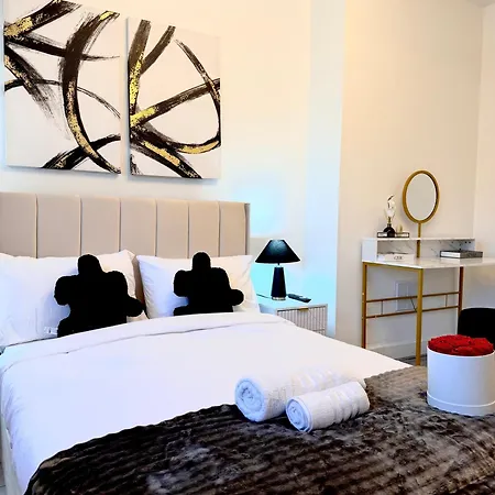 בית נופש Lux 4 Bedroom House - Jacuzzi Bath Sleeps 9 Free Parking Near Centre לידס