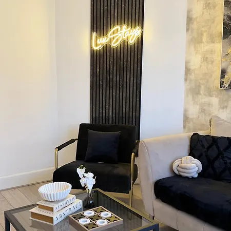 Lux 4 Bedroom House - Jacuzzi Bath Sleeps 9 Free Parking Near Centre بيت للعطل *