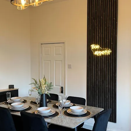 Lux 4 Bedroom House - Jacuzzi Bath Sleeps 9 Free Parking Near Centre Semesterbostad Leeds (West Yorkshire)