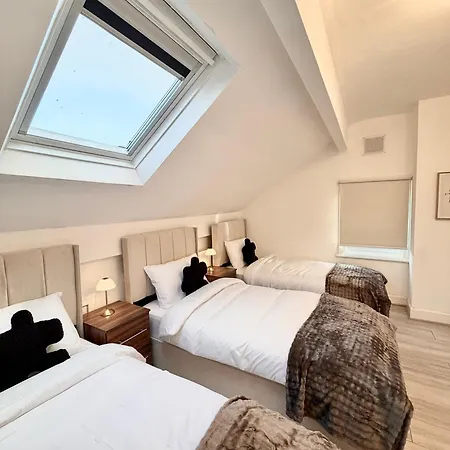 Lux 4 Bedroom House - Jacuzzi Bath Sleeps 9 Free Parking Near Centre
