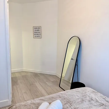 Lux 4 Bedroom House - Jacuzzi Bath Sleeps 9 Free Parking Near Centre Semesterbostad