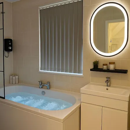 Lux 4 Bedroom House - Jacuzzi Bath Sleeps 9 Free Parking Near Centre بيت للعطل