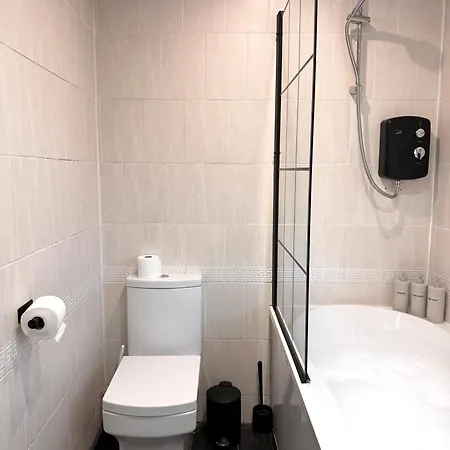 Lux 4 Bedroom House - Jacuzzi Bath Sleeps 9 Free Parking Near Centre בית נופש לידס