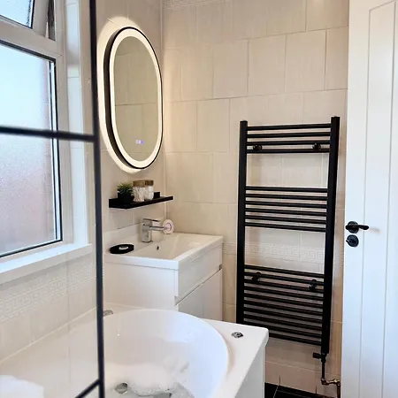 Lux 4 Bedroom House - Jacuzzi Bath Sleeps 9 Free Parking Near Centre بيت للعطل