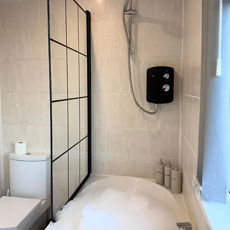 Lux 4 Bedroom House - Jacuzzi Bath Sleeps 9 Free Parking Near Centre * ليدز