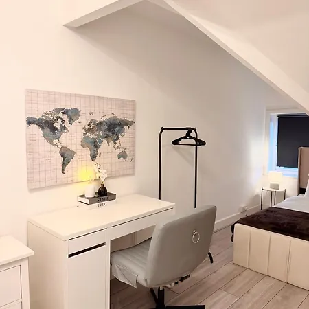 Lux 4 Bedroom House - Jacuzzi Bath Sleeps 9 Free Parking Near Centre Leeds (West Yorkshire)