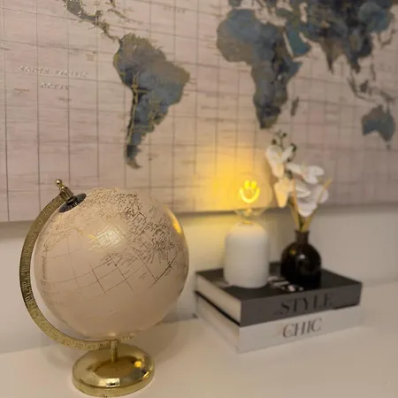 Lux 4 Bedroom House - Jacuzzi Bath Sleeps 9 Free Parking Near Centre بيت للعطل