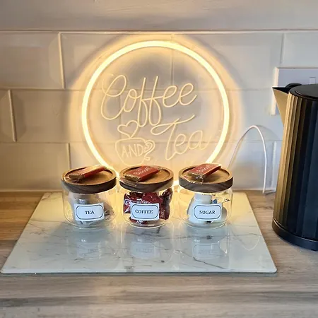 Lux 4 Bedroom House - Jacuzzi Bath Sleeps 9 Free Parking Near Centre بيت للعطل