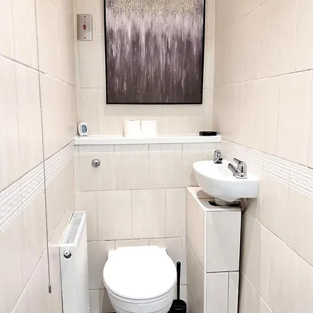 Lux 4 Bedroom House - Jacuzzi Bath Sleeps 9 Free Parking Near Centre Leeds (West Yorkshire)