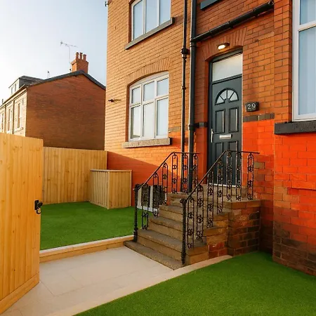 Holiday home Lux 4 Bedroom House - Jacuzzi Bath Sleeps 9 Free Parking Near Centre *