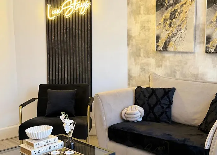 Nyaraló Lux 4 Bedroom House - Jacuzzi Bath Sleeps 9 Free Parking Near Centre