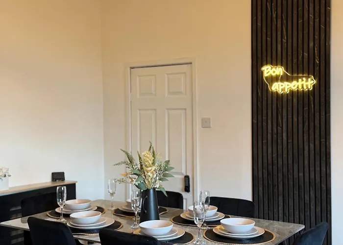 Lux 4 Bedroom House - Jacuzzi Bath Sleeps 9 Free Parking Near Centre Holiday home Leeds (West Yorkshire)