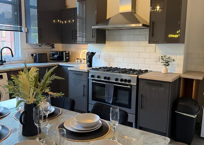 Holiday home Lux 4 Bedroom House - Jacuzzi Bath Sleeps 9 Free Parking Near Centre *