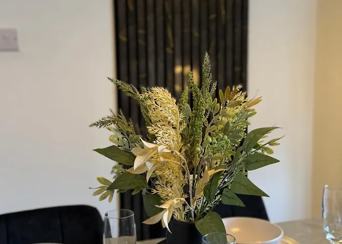 Lux 4 Bedroom House - Jacuzzi Bath Sleeps 9 Free Parking Near Centre Leeds