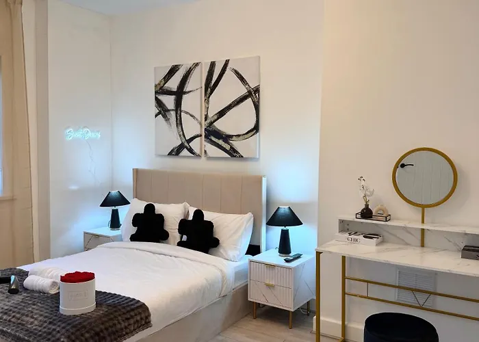 Lux 4 Bedroom House - Jacuzzi Bath Sleeps 9 Free Parking Near Centre Holiday home *