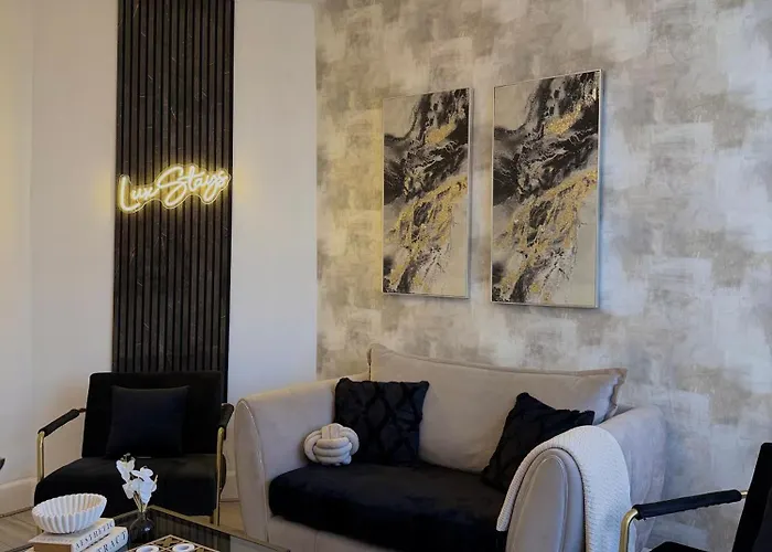 Lux 4 Bedroom House - Jacuzzi Bath Sleeps 9 Free Parking Near Centre