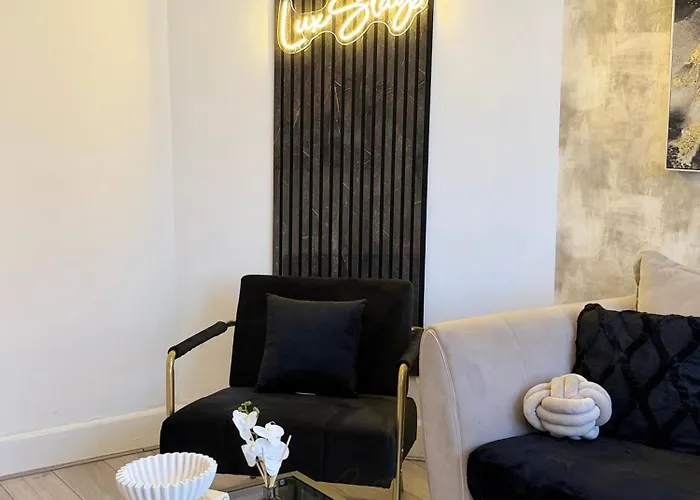 Lux 4 Bedroom House - Jacuzzi Bath Sleeps 9 Free Parking Near Centre Nyaraló *