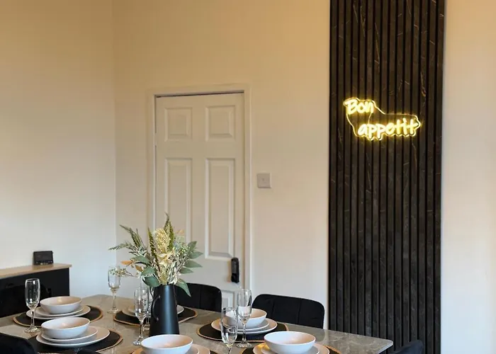 Lux 4 Bedroom House - Jacuzzi Bath Sleeps 9 Free Parking Near Centre Nyaraló Leeds