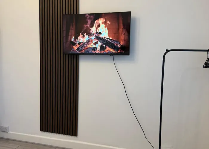 Holiday home Lux 4 Bedroom House - Jacuzzi Bath Sleeps 9 Free Parking Near Centre