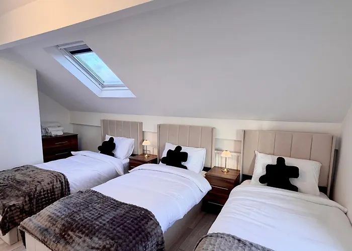 Lux 4 Bedroom House - Jacuzzi Bath Sleeps 9 Free Parking Near Centre