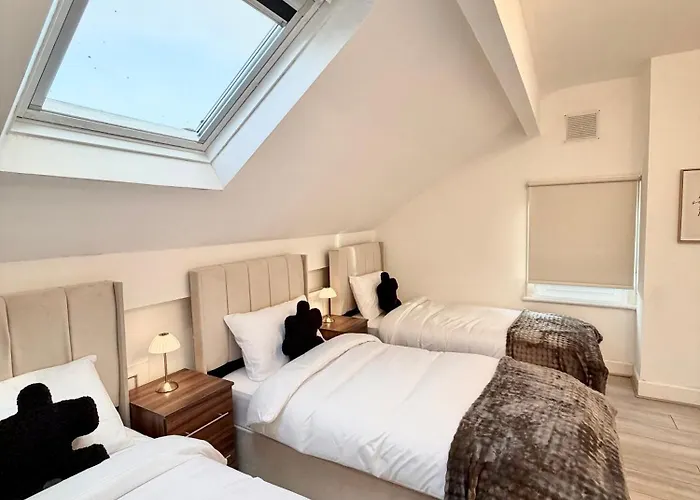 Lux 4 Bedroom House - Jacuzzi Bath Sleeps 9 Free Parking Near Centre