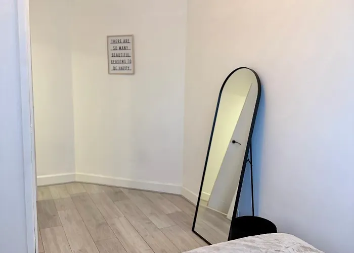 Lux 4 Bedroom House - Jacuzzi Bath Sleeps 9 Free Parking Near Centre Holiday home