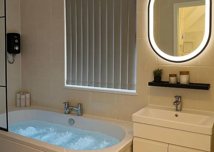 Lux 4 Bedroom House - Jacuzzi Bath Sleeps 9 Free Parking Near Centre Holiday home