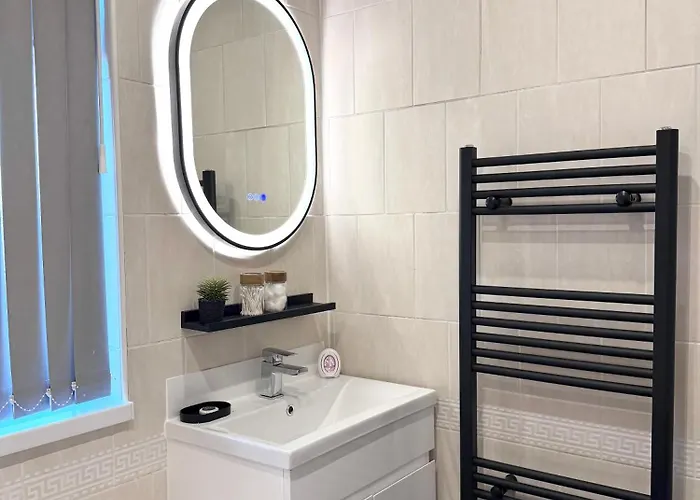 Lux 4 Bedroom House - Jacuzzi Bath Sleeps 9 Free Parking Near Centre * Leeds (West Yorkshire)