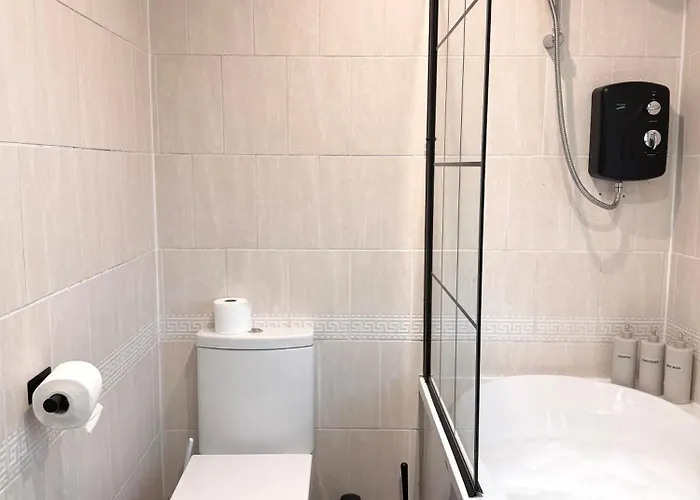 Lux 4 Bedroom House - Jacuzzi Bath Sleeps 9 Free Parking Near Centre Nyaraló Leeds