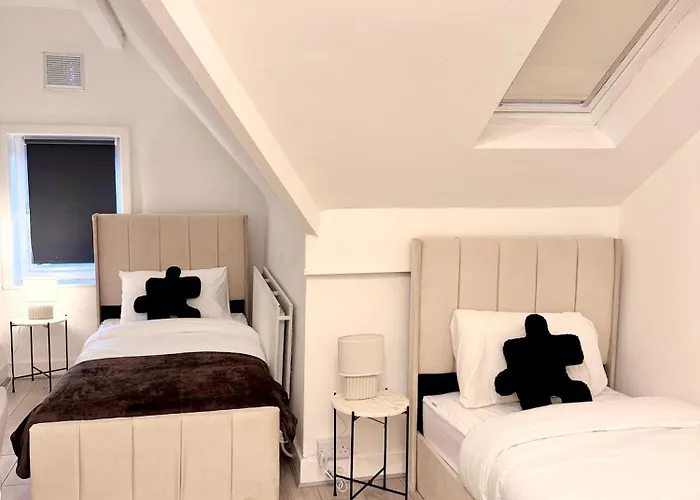 Lux 4 Bedroom House - Jacuzzi Bath Sleeps 9 Free Parking Near Centre Holiday home