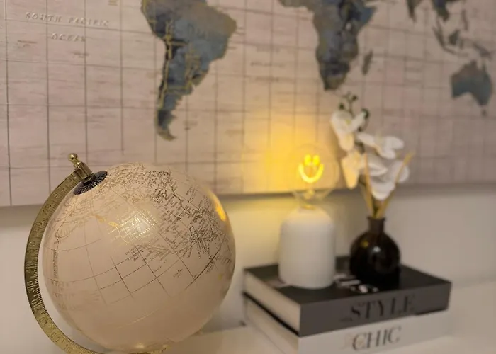 Lux 4 Bedroom House - Jacuzzi Bath Sleeps 9 Free Parking Near Centre Holiday home