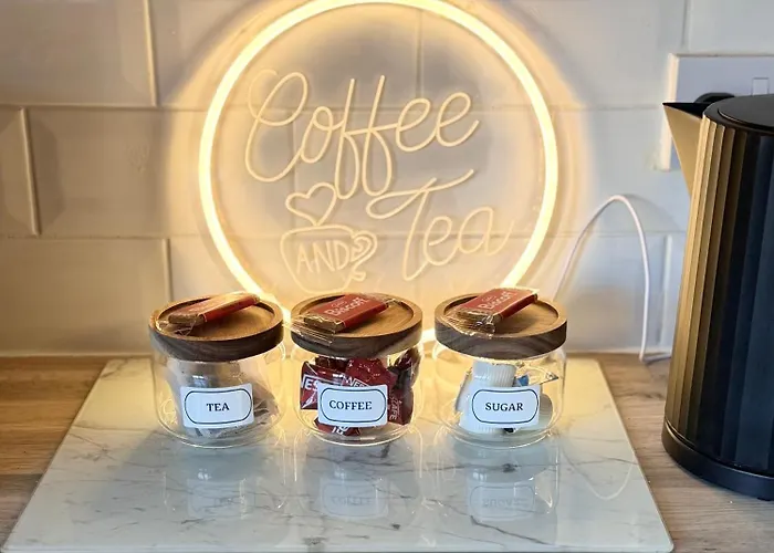 Lux 4 Bedroom House - Jacuzzi Bath Sleeps 9 Free Parking Near Centre Holiday home