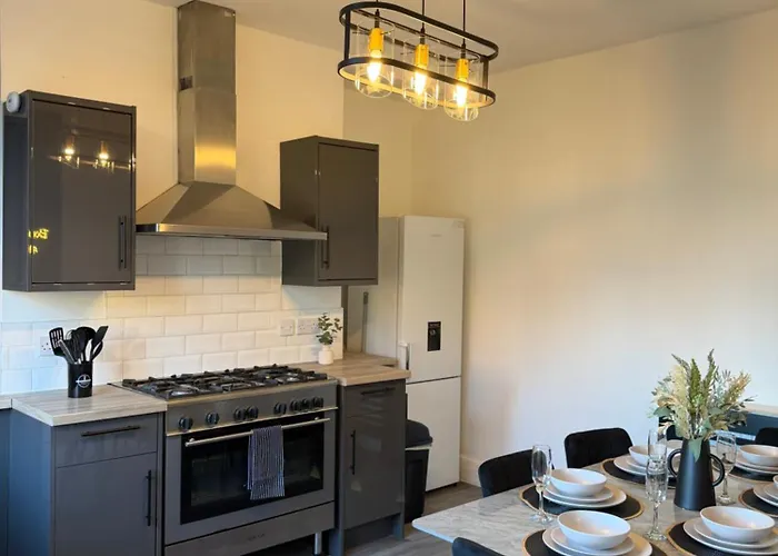 Lux 4 Bedroom House - Jacuzzi Bath Sleeps 9 Free Parking Near Centre *