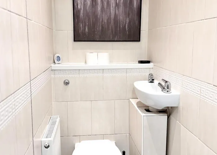 Lux 4 Bedroom House - Jacuzzi Bath Sleeps 9 Free Parking Near Centre Leeds