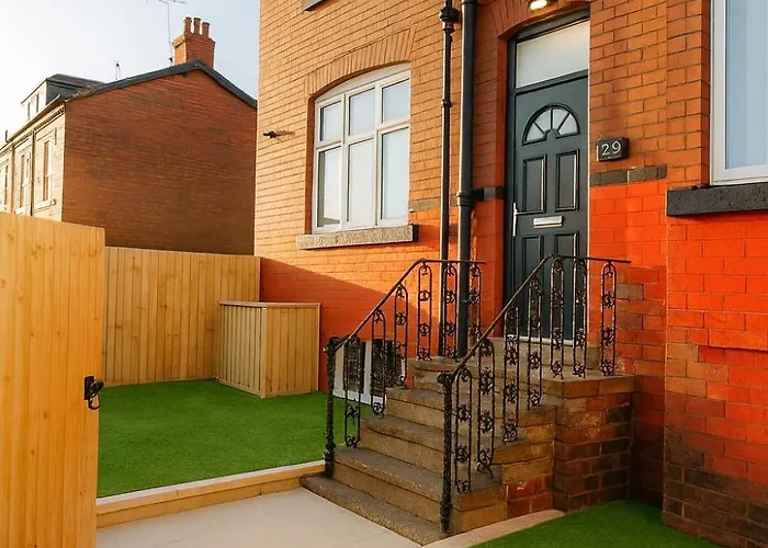 Holiday home Lux 4 Bedroom House - Jacuzzi Bath Sleeps 9 Free Parking Near Centre *